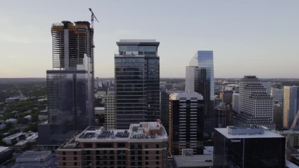 Aerial View Tall Buildings Cityscape Sunny Austin Usa Tracking Drone — Vídeo de stock