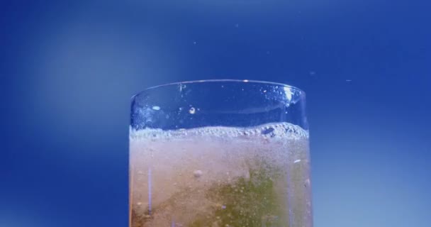 Eiswürfel Fallen Einen Energy Drink Glas Könnte Auch Apfelschorle Bier — Stockvideo