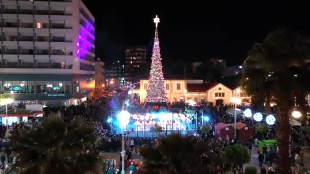 在塞浦路斯拉纳卡市中心 大圣诞树的空中射灯之夜 — 图库视频影像