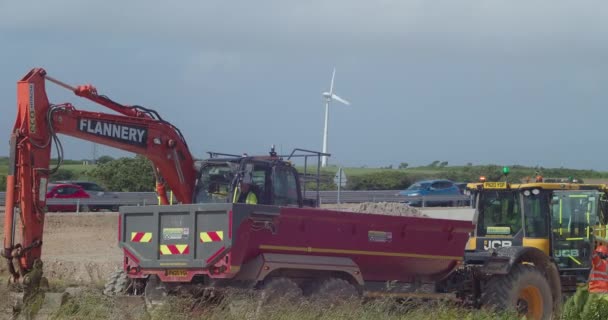 Schwere Maschinen Beim Ausbau Einer Straße Cornwall Mit Einer Windkraftanlage — Stockvideo