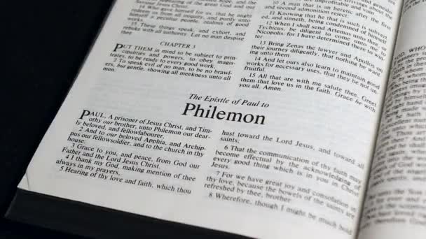 Close Shot Bible Page Przejdźmy Księgi Filemona — Wideo stockowe