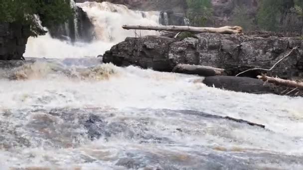 Biegnąca Rzeka Parku Stanowym Gooseberry Falls Minnesocie — Wideo stockowe