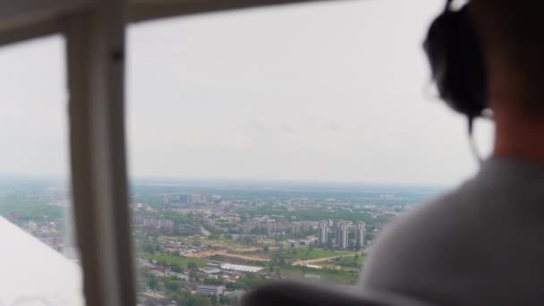 Young Woman Wearing Headphones Looking Biplane Window Cityscape — Vídeo de stock