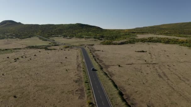 Seguimiento Aéreo Coche Conduciendo Isla Madeira — Vídeos de Stock