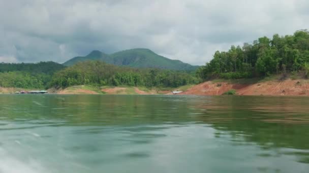 4K在一个阳光明媚的日子 驾驶着一艘移动的船在靠近水的地方航行 拍摄了泰国北部Doi Saket的Mae Kuang Dam Lake的全景 — 图库视频影像