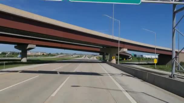 在伊利诺伊州Elk Grove村附近的桥下开车53和390 — 图库视频影像