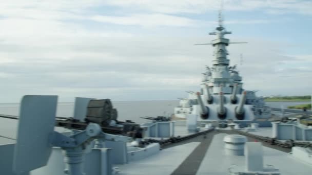 Лінкор Uss Alabama Палубі Канонами Завширшки Ясний День — стокове відео