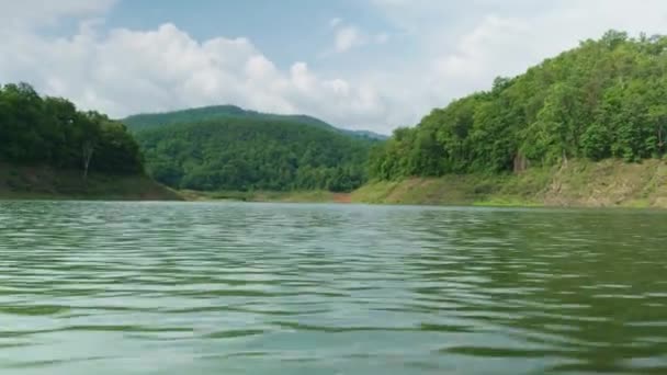 4Kシネマティックな風景北タイの土居サケットにあるメイ クアン ダム湖のパノラマ映像 — ストック動画