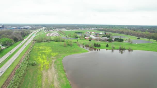 Aerial Drone Shot Kent State University Trumbull Branch Lake Solar — ストック動画