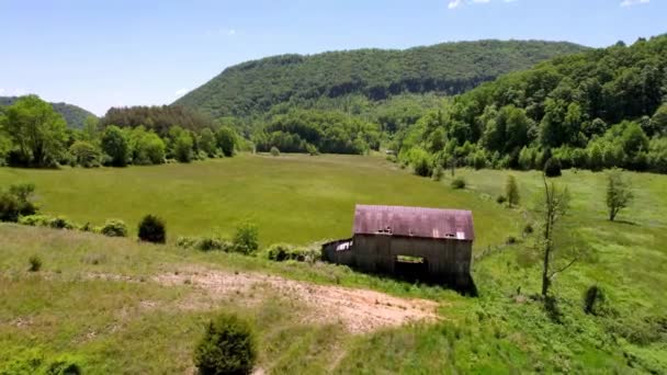 Penerbangan Melewati Lumbung Tua Dekat Saltville Virginia — Stok Video