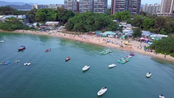 Shan Şehir Plajının Deniz Kıyısındaki Çeşitli Binalar Teknelerle Çekilmiş Dinamik — Stok video