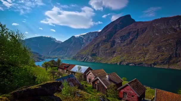 Zeitraffer Aufnahme Schöner Weißer Wolkenbewegungen Über Hütten Berghang Norwegischen Fjord — Stockvideo