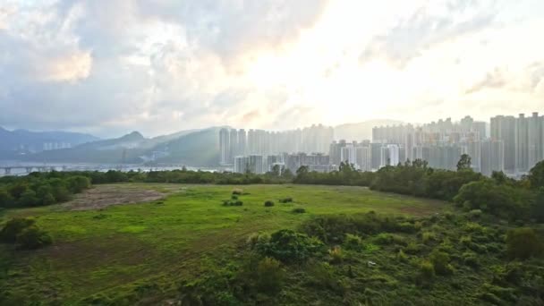 Dynamic Aerial Footage Ascending Mountains Reveals Cityscape Tseung Kwan New – Stock-video