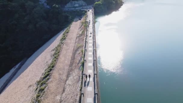Dynamický Vysokoúhlý Letecký Snímek Mostu Přehrady Shing Mun Hongkongu Cestě — Stock video