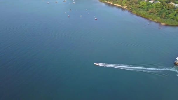 Dynamic Tracking Footage Fast Boat Coming Jetty Shan Town Hong — Vídeo de stock