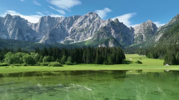 Klidný Ranní Výhled Fusine Lake Barevný Letní Východ Slunce Julianských — Stock video