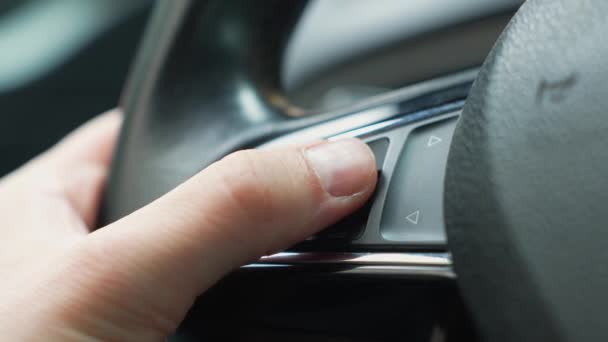 Subir Volumen Tecla Control Radio Streering Rueda Pulgar Del Hombre — Vídeo de stock