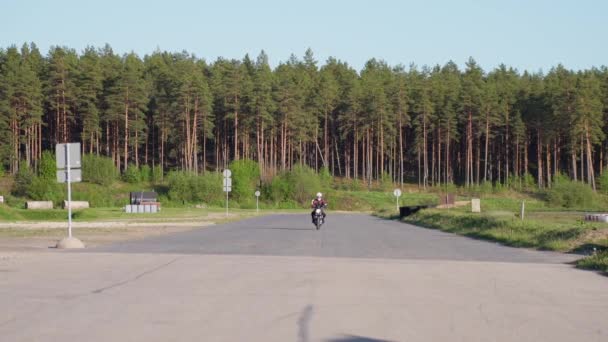 Motorrijder Met Helm Weg Het Bos Nadert Camera — Stockvideo