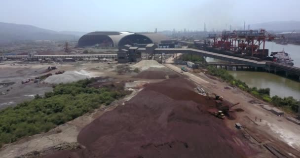 在印度多尔维港堆放不同的铁原料 前空飞行 — 图库视频影像