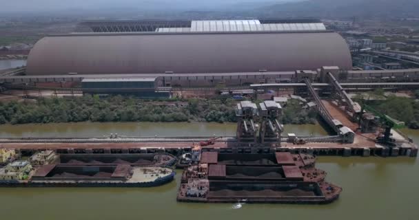 Luftaufnahme Des Internationalen Eisenerzhafens Und Der Frachtschiffe Hafen Von Dolvi — Stockvideo