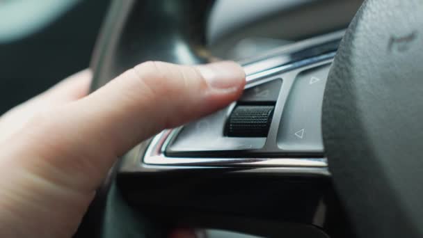 Thumb 라디오 음량을 조정하기 자동차에 연마석에 버튼을 누르고 있습니다 — 비디오