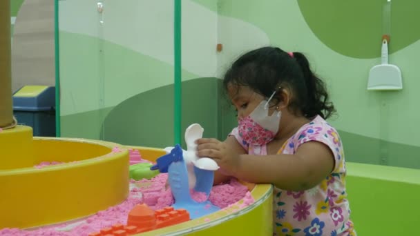 Aziatisch Meisje Speelt Zandbak Speelplaats Het Winkelcentrum Tijdens Covid Pandemie — Stockvideo