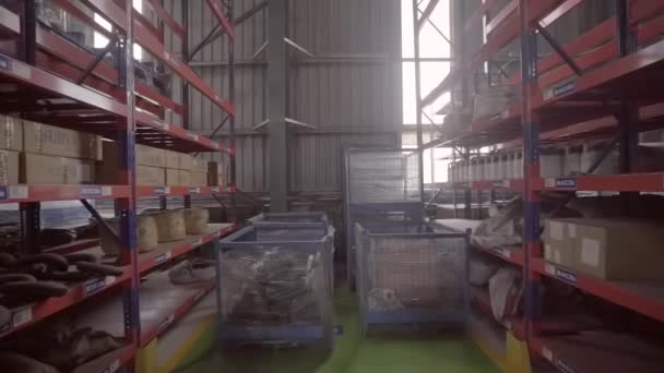 Metalen Kratten Tussen Opbergrekken Het Industriële Havenmagazijn Dolvi India Uitzoomen — Stockvideo