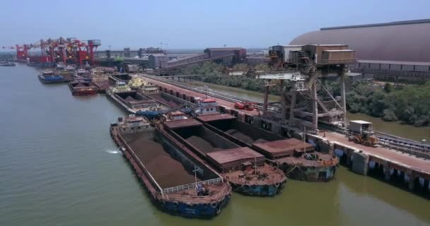 Grandes Embarcaciones Amarradas Llenas Materiales Pesados Carbón Puerto Dolvi India — Vídeos de Stock