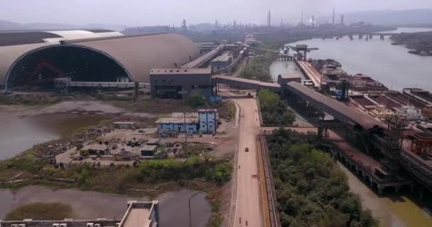 Вид Воздуха Промышленный Порт Металлургический Завод Берегу Реки Амба Долви — стоковое видео