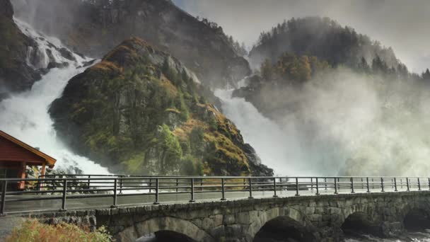 Cascada Latefossen Furiosa Poderoso Torrente Agua Alimentado Por Lluvias Corre — Vídeo de stock