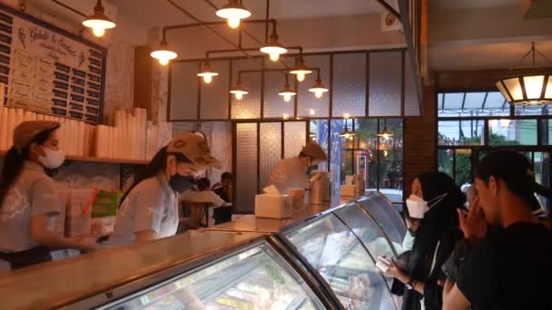 Yogyakarta Ινδονησία Ιουνίου 2022 Άνθρωποι Αγοράζουν Παγωτό Μέσα Στο Κατάστημα — Αρχείο Βίντεο