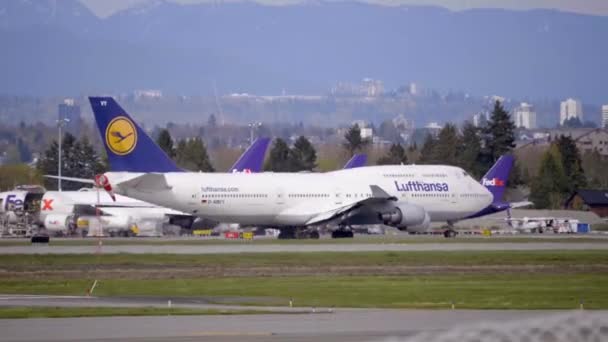 Jumbo Flugzeug 747 Auf Dem Flughafen — Stockvideo