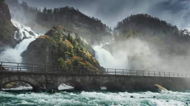 Raging Latefossen Vattenfall Mäktig Ström Vatten Matad Regn Rusar Från — Stockvideo