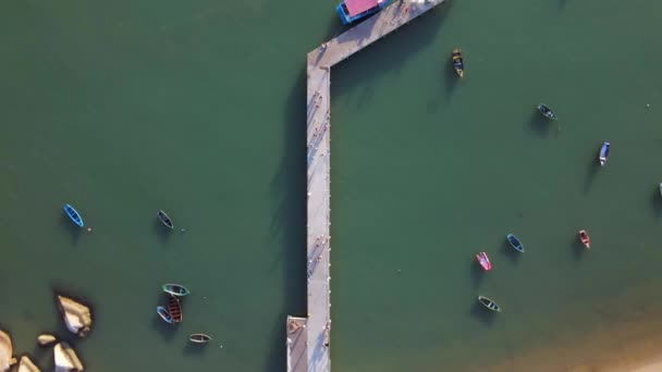 Sea Pier Piccole Barche Ancorate Vicino Alla Spiaggia Aereo Dall — Video Stock