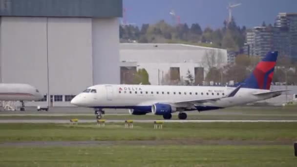 Aereo Delta Airlines Embraer E175 Decolla Dall Aeroporto Vancouver — Video Stock