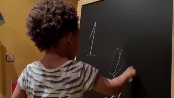 Прекрасна Екзотична Дворічна Дитина Афроамериканець Робить Свої Перші Малюнки Крейдою — стокове відео