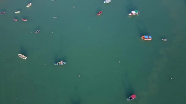 Маленькие Рыбацкие Лодки Воде Возле Морского Причала Высоты Птичьего Полета — стоковое видео