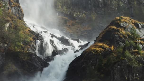 Powerful Torrent Water Rushes Moss Covered Boulders Water Spray Rises — Vídeos de Stock