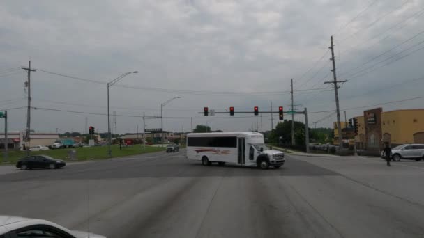 公交卡车和汽车在红绿灯处转弯 — 图库视频影像