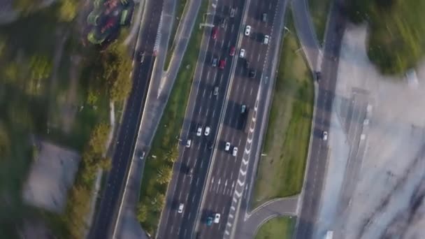 在阿根廷布宜诺斯艾利斯的General Paz高速公路上行驶的汽车和车辆的Vertigo循环轮转 空中俯冲 — 图库视频影像