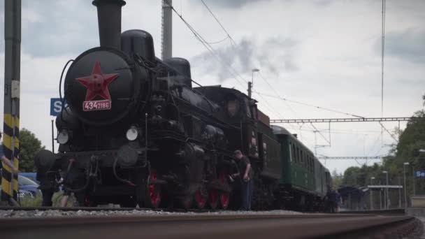 Railway Station Worker Oiling Steam Train Wheels Departure — Stock Video