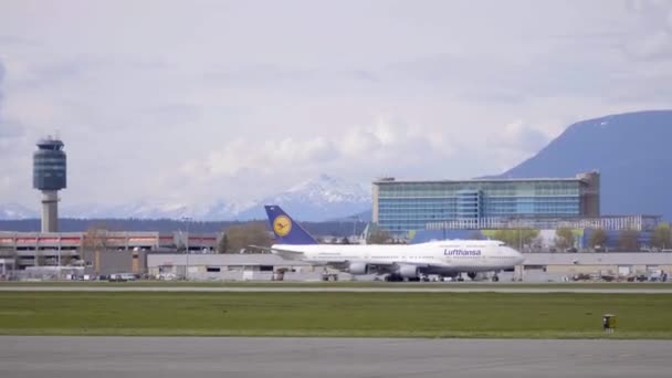 バンクーバー空港のルフトハンザボーイングB747ヘビージャンボ機 トラック — ストック動画