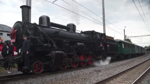 蒸汽机车准备离开火车站 列车长在前面 — 图库视频影像