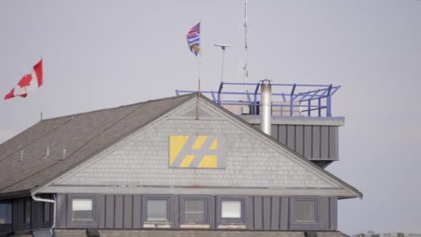 Canadese Britse Columbia Vlag Zwaaien Top Van Het Gebouw — Stockvideo