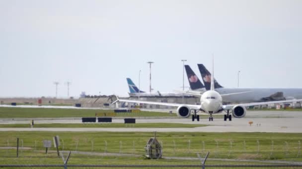 Flair Airlines B737 Max Vstupuje Dráhu Letišti Vancouver — Stock video