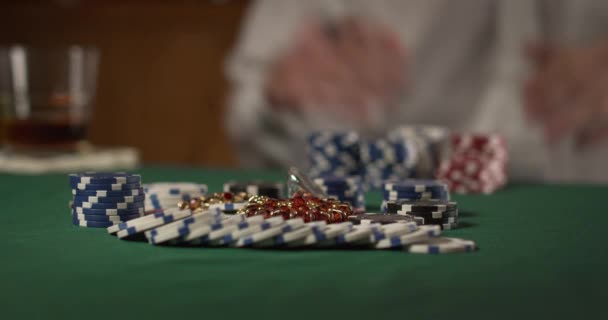 Игрок втягивает выигрышный банк фишек в темное капризное казино Лицензионные Стоковые Видео
