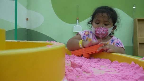 Asiatico Bambina Giocando Con Plastica Stampi Giocattoli Nella Sandbox Sul — Video Stock