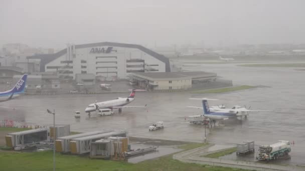 Проливные Дожди Плохие Погодные Условия Над Аэропортом Осака Итами Мере — стоковое видео