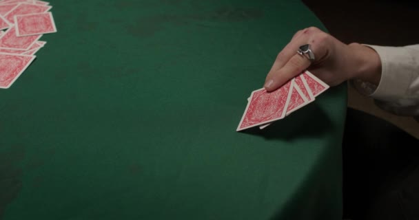 输了的赌徒在一个闷闷不乐的赌场里丢掉了失手的手 — 图库视频影像