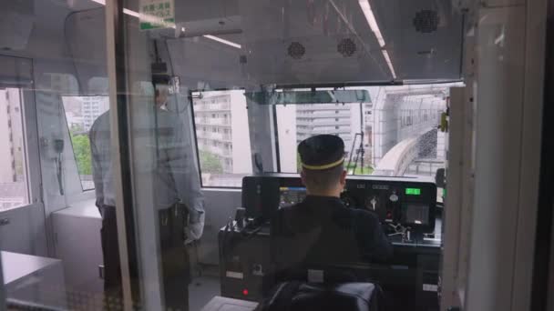 Ósaka Monorail Cab View Jako Vlak Přijíždí Nádraží Deštivý Den — Stock video